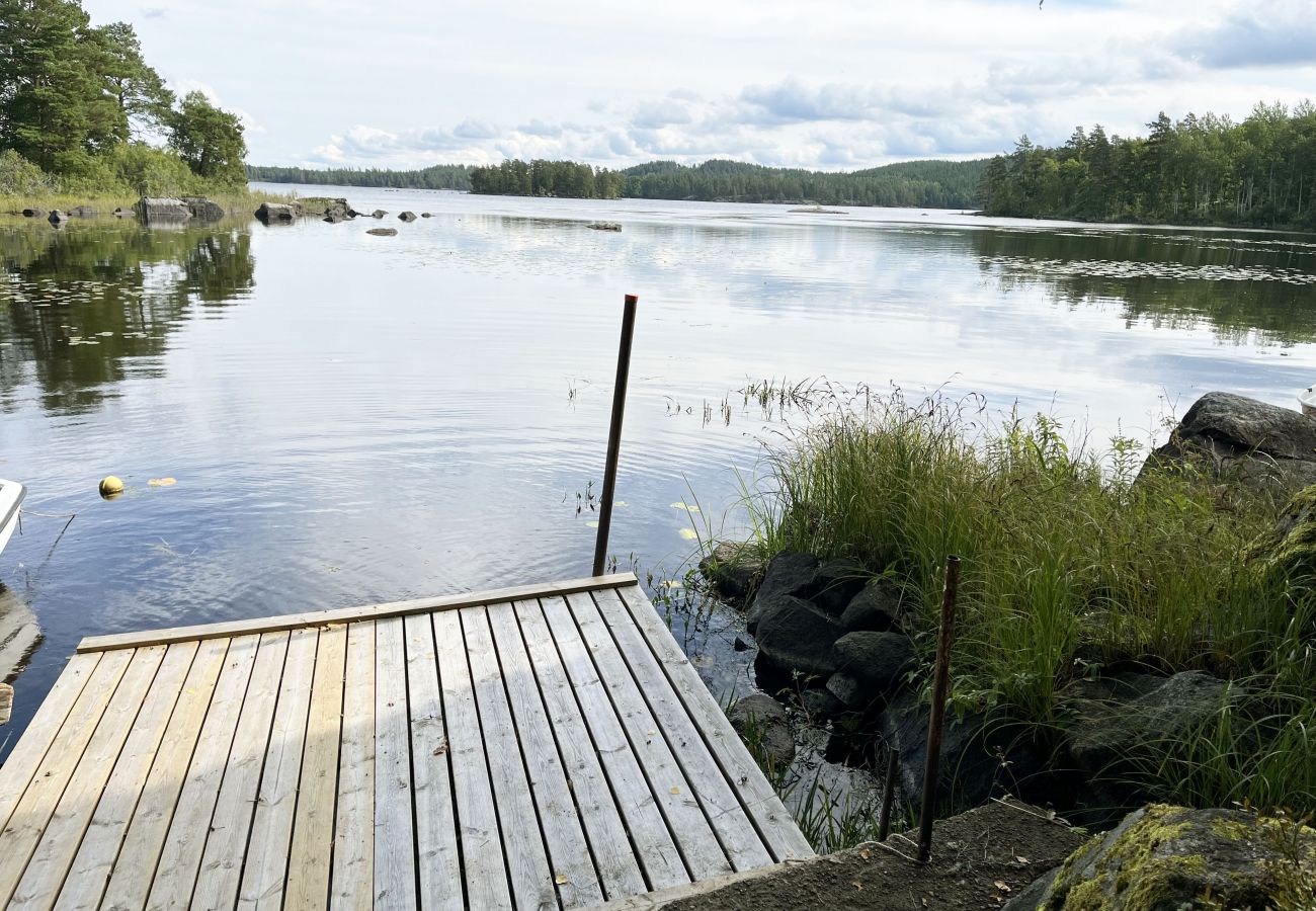 Ferienhaus in Järnforsen - Komplett renoviertes und schönes rotes Ferienhaus neben dem Lake Flaten außerhalb von Virserum I SE05044