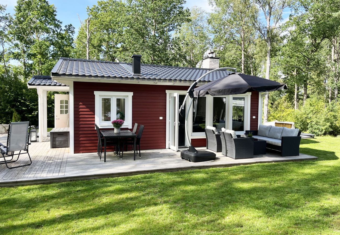 Ferienhaus in Järnforsen - Komplett renoviertes und schönes rotes Ferienhaus neben dem Lake Flaten außerhalb von Virserum I SE05044