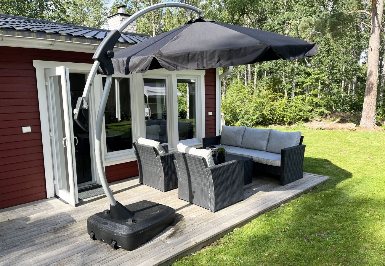 Ferienhaus in Järnforsen - Komplett renoviertes und schönes rotes Ferienhaus neben dem Lake Flaten außerhalb von Virserum I SE05044