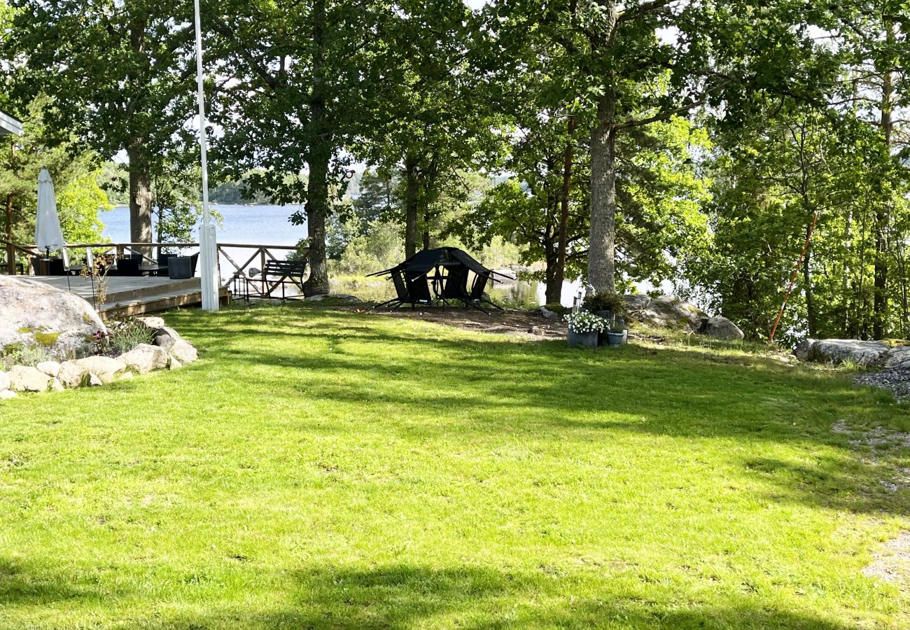 Ferienhaus in Järnforsen - Komplett renoviertes und schönes rotes Ferienhaus neben dem Lake Flaten außerhalb von Virserum I SE05044