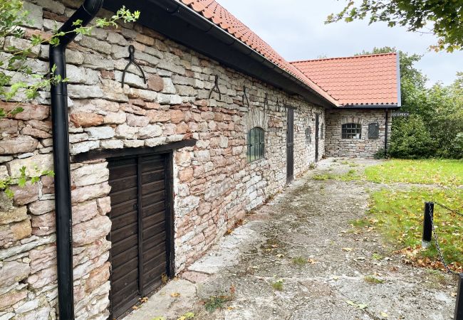 Ferienhaus in Färjestaden - StayNordic | Renoviertes, großes und einzigartiges Gebäude aus Stein in Gårdby | SE04041