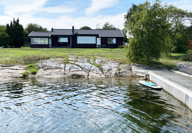 Ferienhaus in Hasslö - Schönes Ferienhaus auf einem magischen Grundstück am Meer auf Hasslö | SE05042