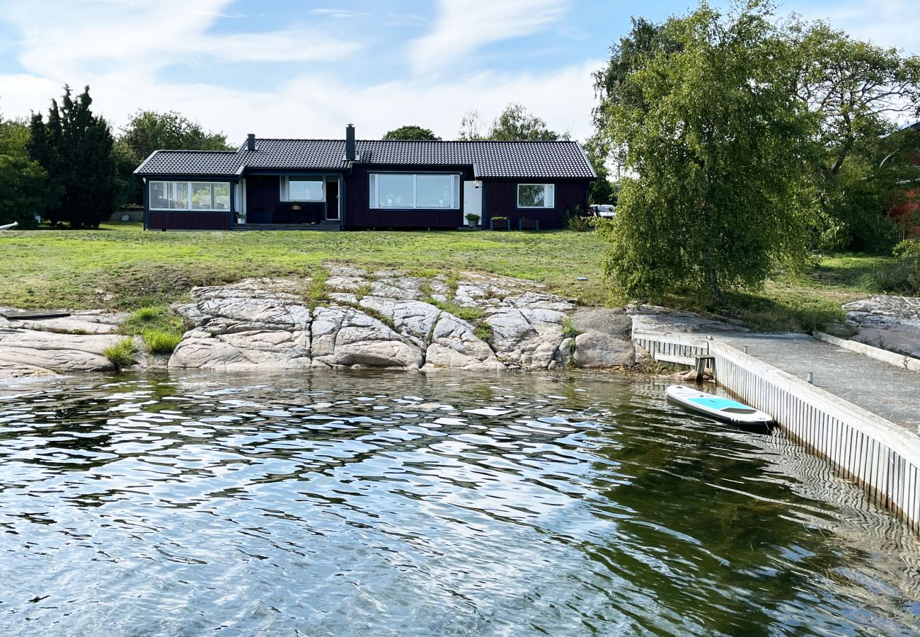 Ferienhaus in Hasslö - Gemütliches Ferienhaus direkt am Meer, gelegen auf Hasslö | SE05042