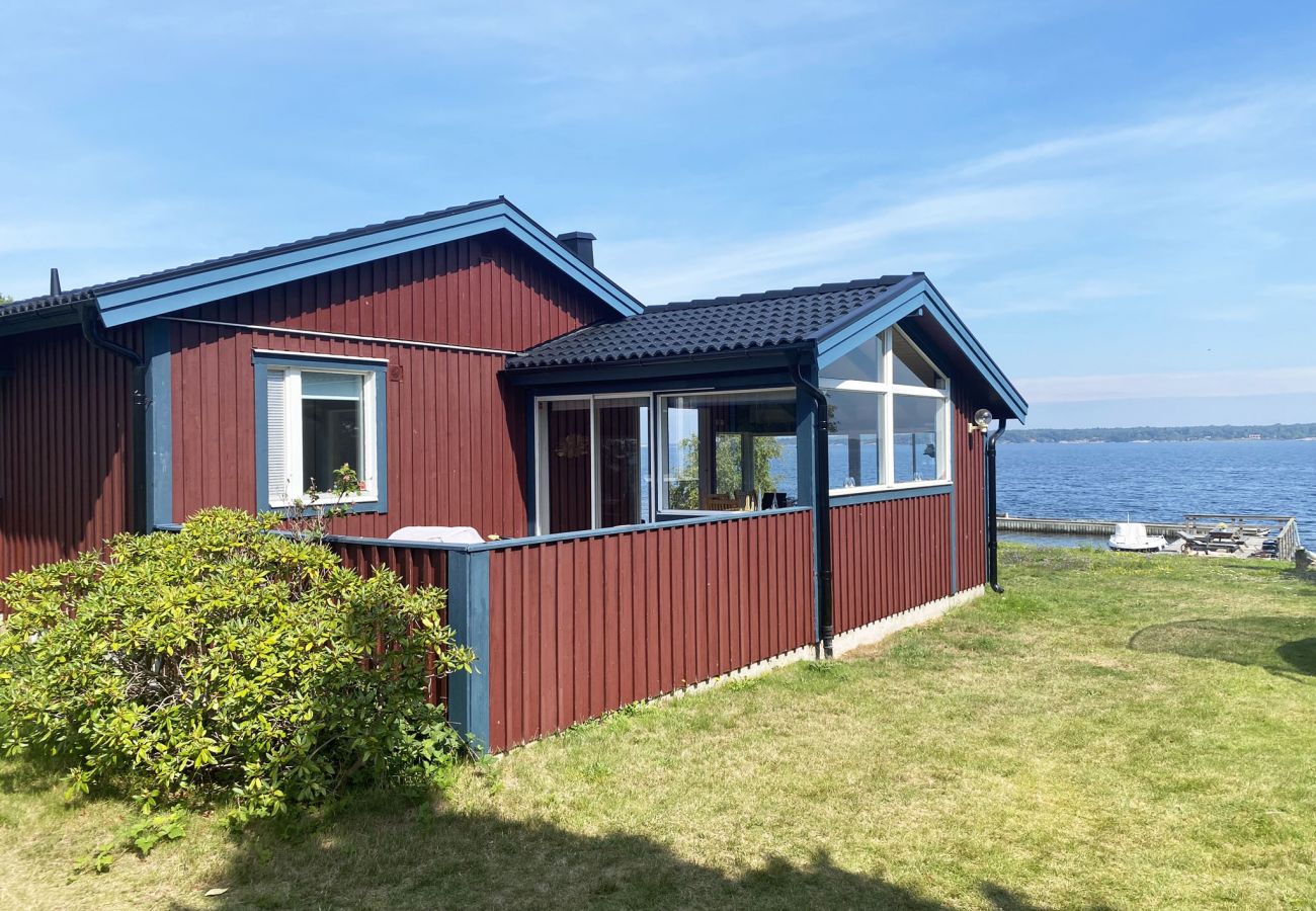 Ferienhaus in Hasslö - Gemütliches Ferienhaus direkt am Meer, gelegen auf Hasslö | SE05042