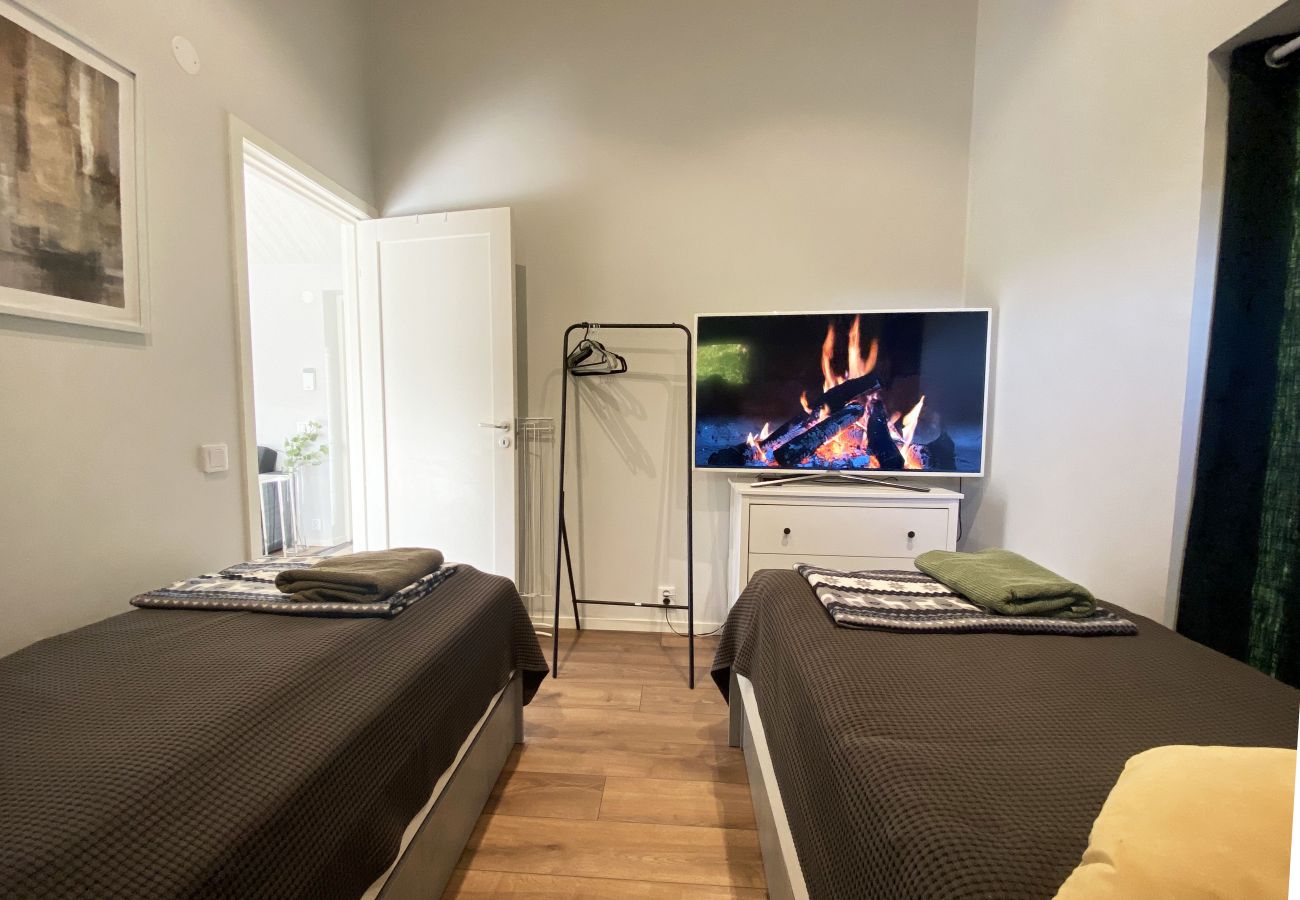 Ferienhaus in Svängsta - Kleinere Hütte in wunderschöner Waldumgebung und nur 40 m zur Angelmöglichkeit | SE03012