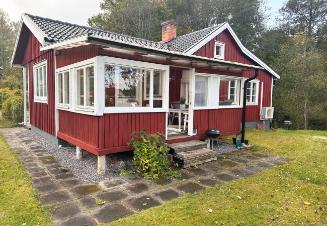  in Vingåker - Schönes rotes Ferienhaus in der Nähe des Sees Hjälmaren und Vingåker | SE11019