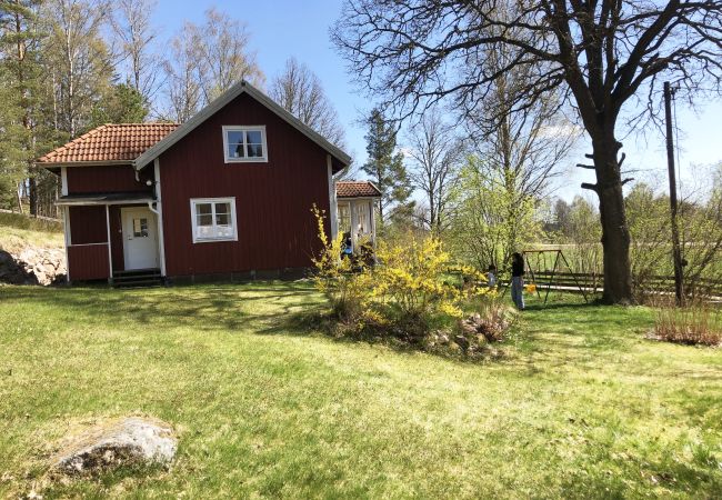 Ferienhaus in Vimmerby - Klassisches rotes Ferienhaus auf dem Land außerhalb von Vimmerby | SE05060