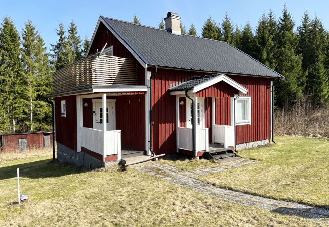 Ferienhaus in Virserum - Gemütliches kleines rotes Ferienhaus mit Nähe zu einem Teich und See außerhalb von Virserum | SE05061