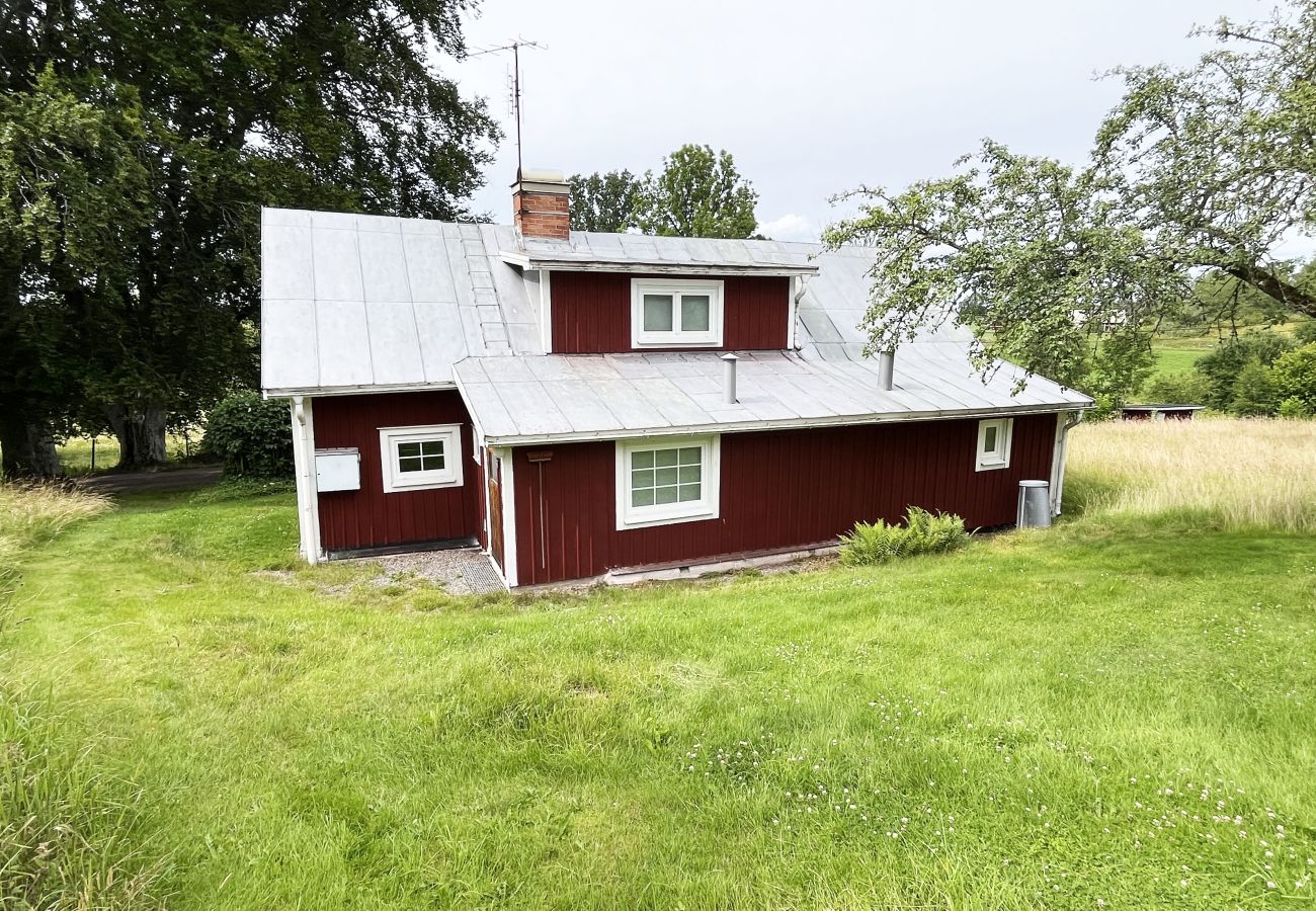 Ferienhaus in Virserum - Kleines rotes Ferienhaus in der Nähe von Wald und Land außerhalb von Virserum | SE05062
