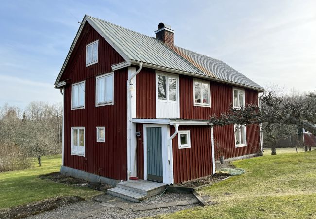 Ferienhaus in Järnforsen - Rotes Ferienhaus in der Nähe von Wald und Grundstück außerhalb von Virserum | SE05066