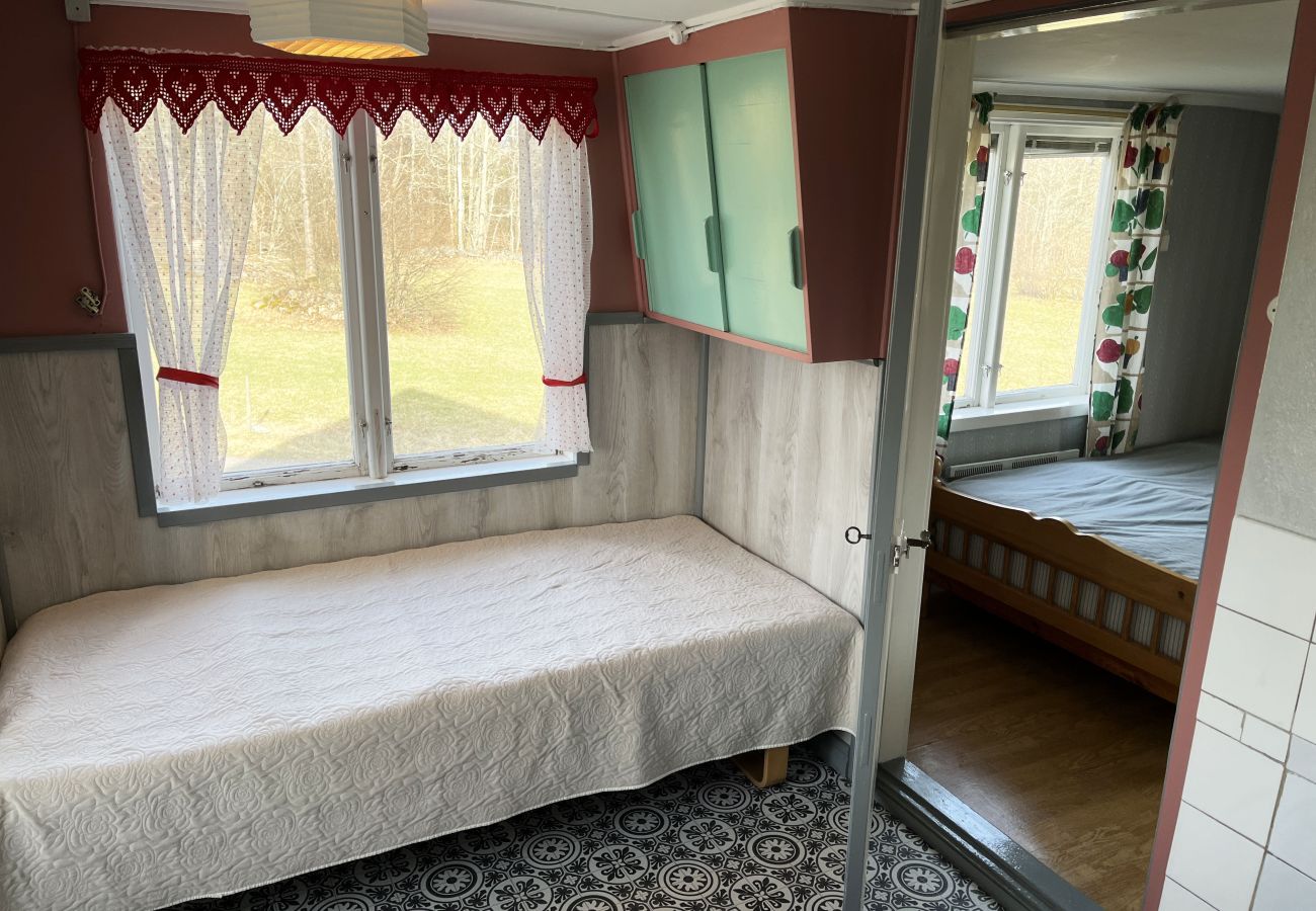 Ferienhaus in Järnforsen - Rotes Ferienhaus in der Nähe von Wald und Grundstück außerhalb von Virserum | SE05066