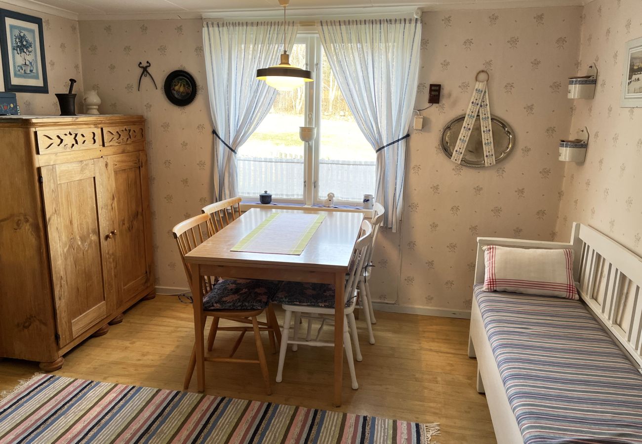 Ferienhaus in Järnforsen - Rotes Ferienhaus in der Nähe von Wald und Grundstück außerhalb von Virserum | SE05066