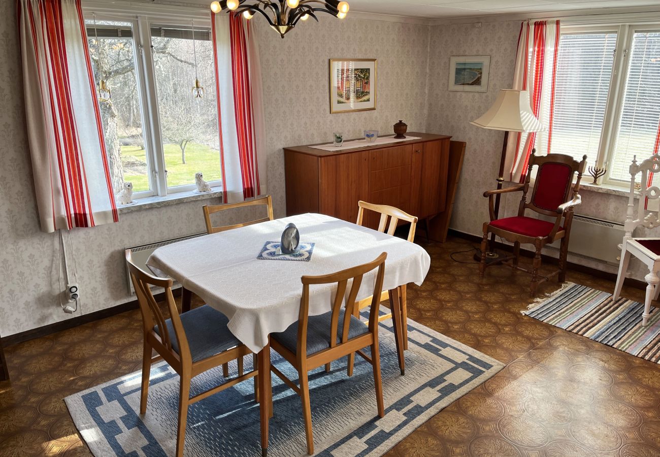 Ferienhaus in Järnforsen - Rotes Ferienhaus in der Nähe von Wald und Grundstück außerhalb von Virserum | SE05066