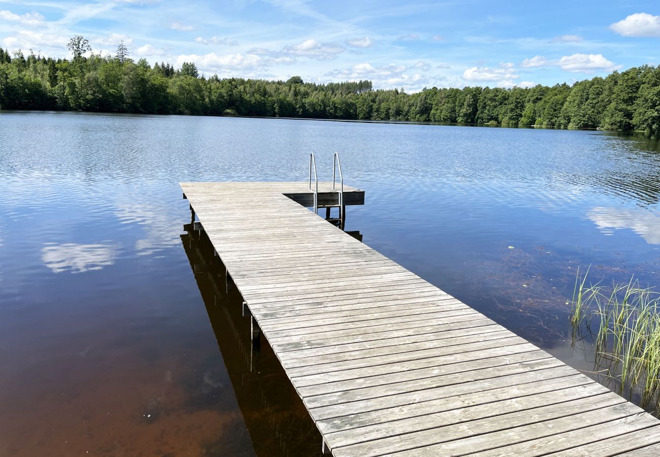 Ferienhaus in Järnforsen - Rotes Ferienhaus in der Nähe von Wald und Grundstück außerhalb von Virserum | SE05066