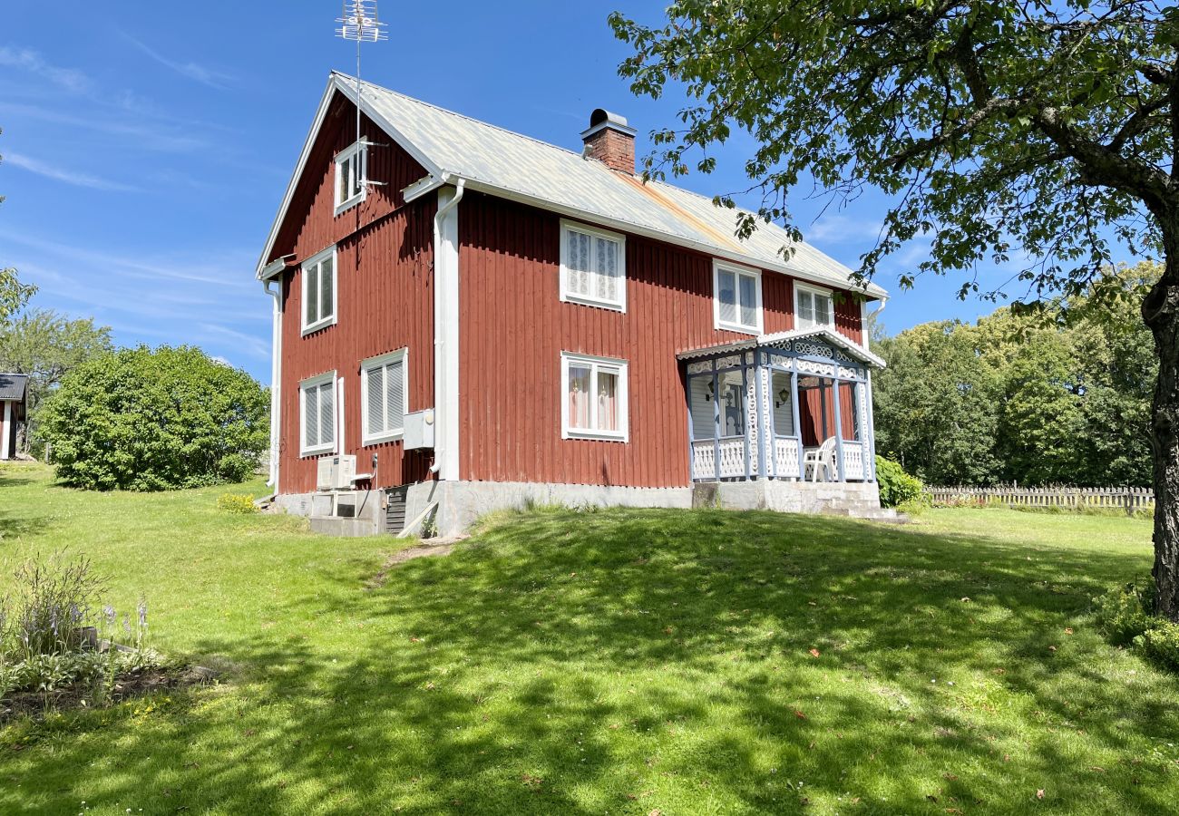 Ferienhaus in Järnforsen - Rotes Ferienhaus in der Nähe von Wald und Grundstück außerhalb von Virserum | SE05066