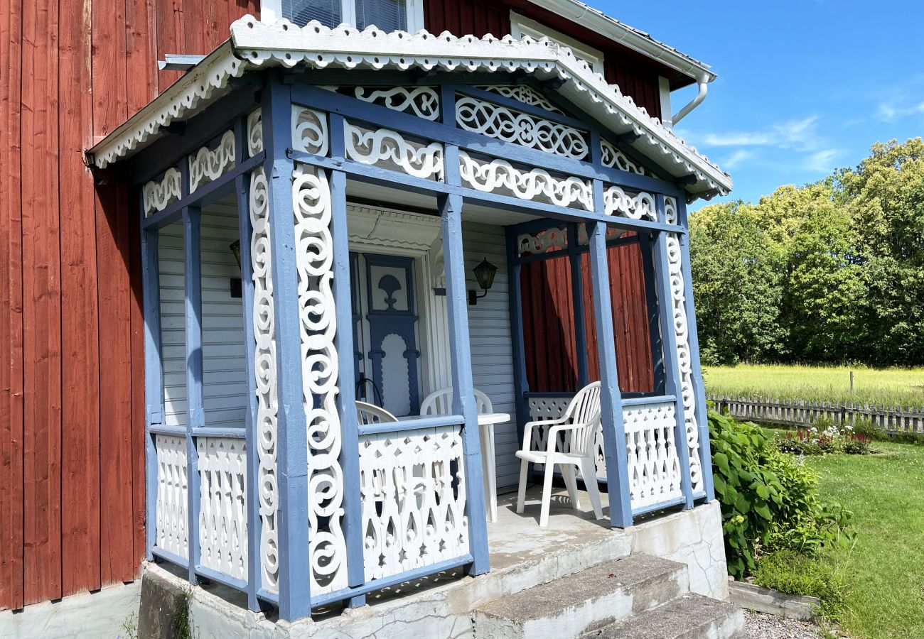 Ferienhaus in Järnforsen - Rotes Ferienhaus in der Nähe von Wald und Grundstück außerhalb von Virserum | SE05066