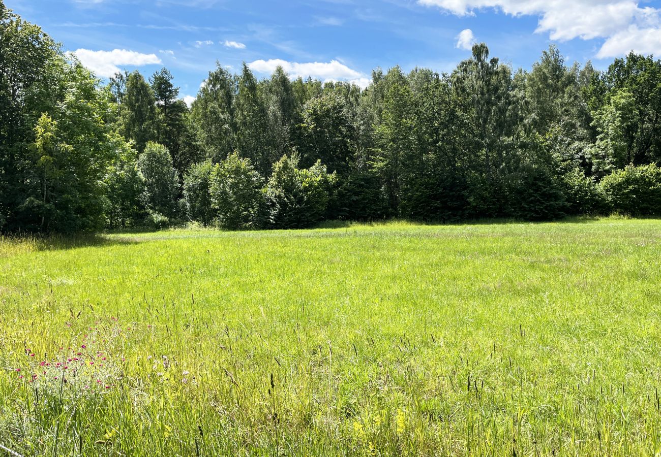 Ferienhaus in Järnforsen - Rotes Ferienhaus in der Nähe von Wald und Grundstück außerhalb von Virserum | SE05066