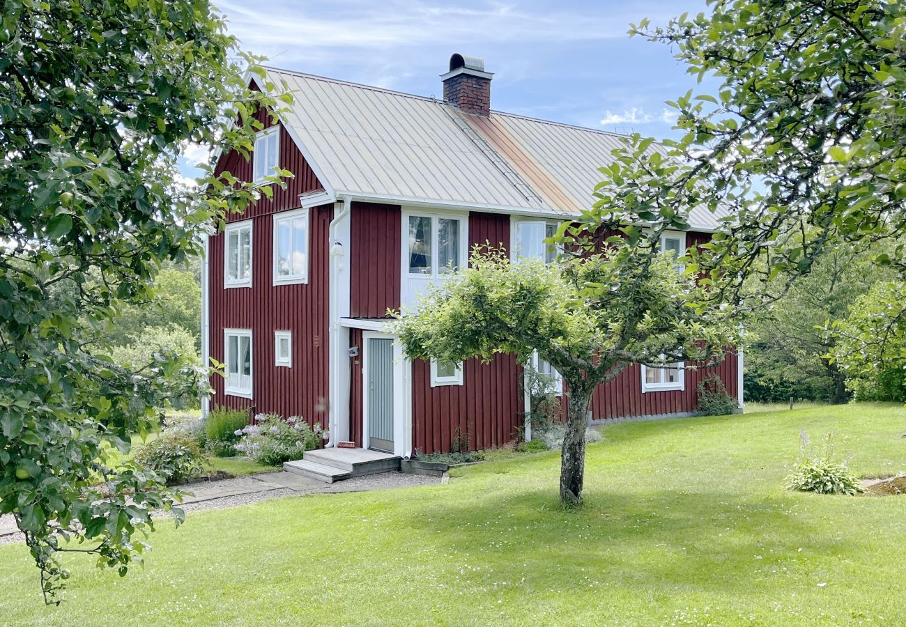 Ferienhaus in Järnforsen - Rotes Ferienhaus in der Nähe von Wald und Grundstück außerhalb von Virserum | SE05066