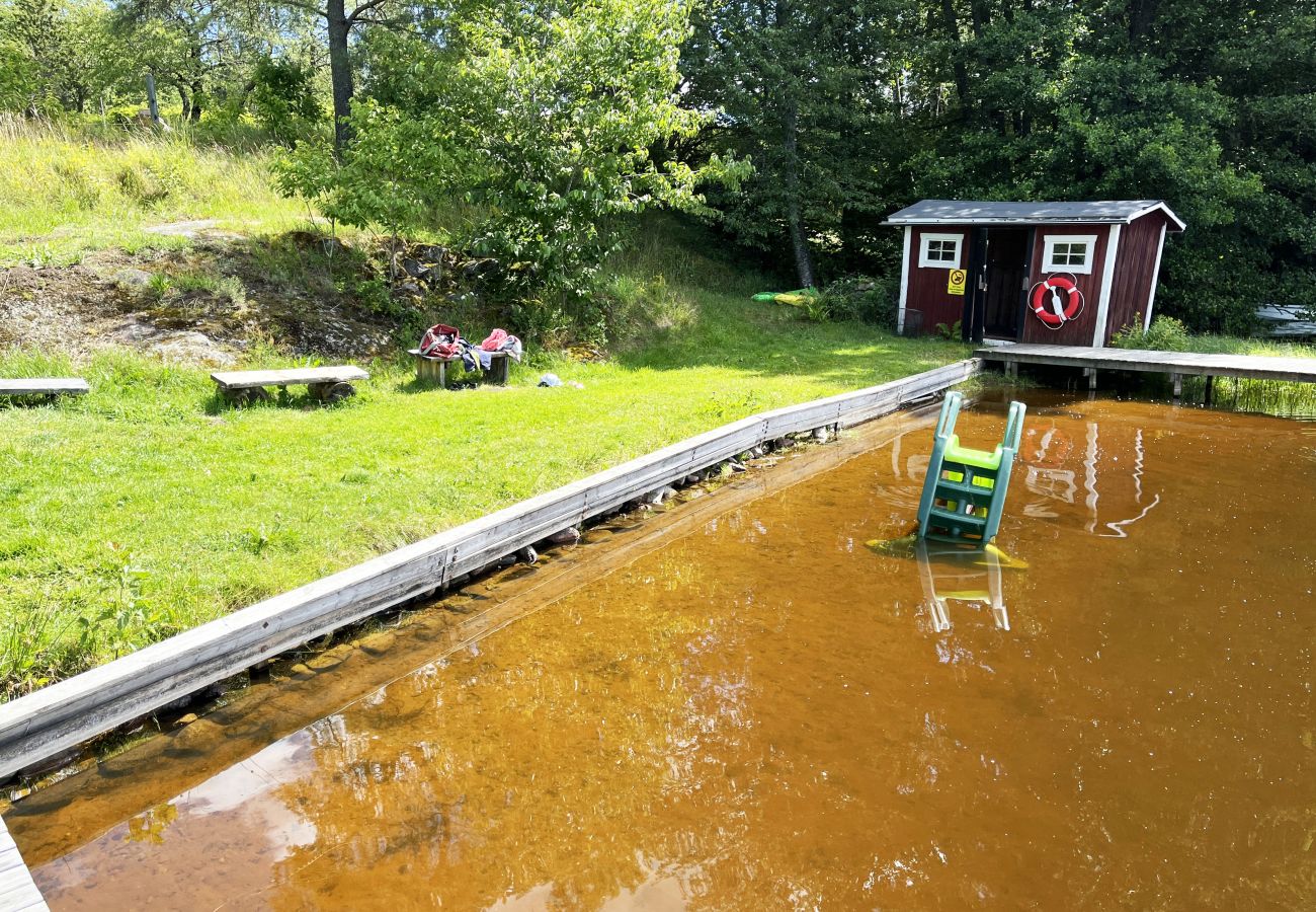 Ferienhaus in Järnforsen - Rotes Ferienhaus in der Nähe von Wald und Grundstück außerhalb von Virserum | SE05066