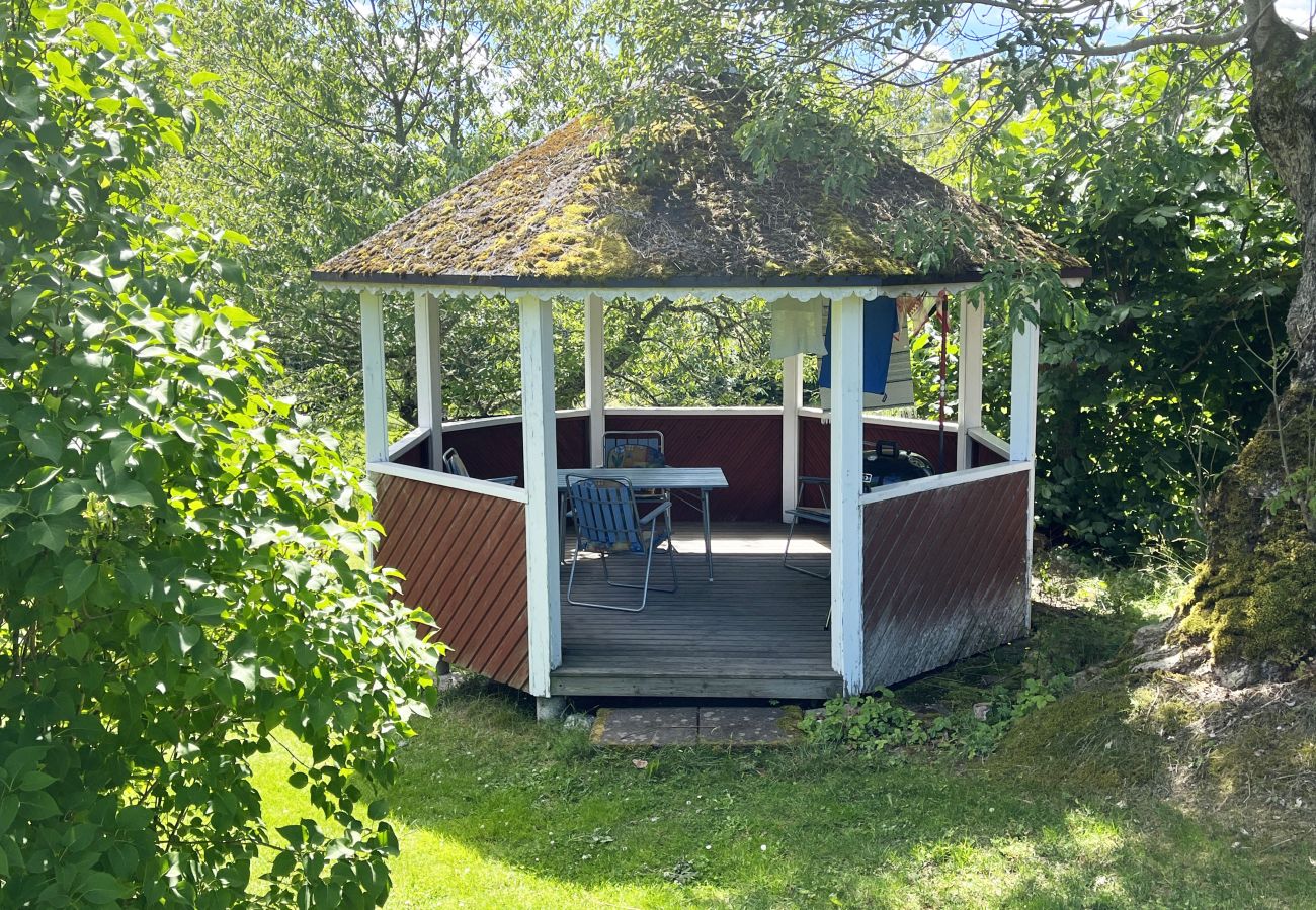 Ferienhaus in Järnforsen - Rotes Ferienhaus in der Nähe von Wald und Grundstück außerhalb von Virserum | SE05066
