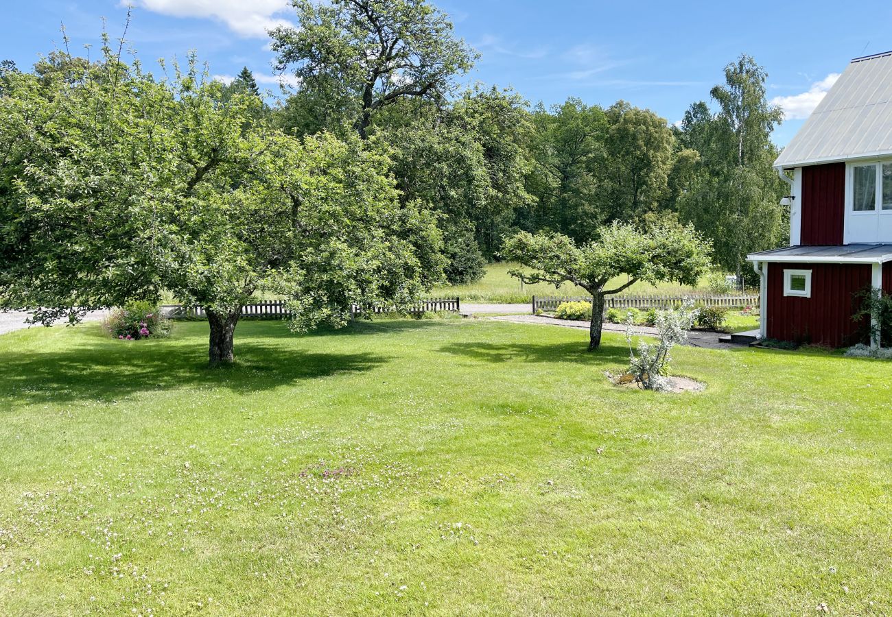 Ferienhaus in Järnforsen - Rotes Ferienhaus in der Nähe von Wald und Grundstück außerhalb von Virserum | SE05066