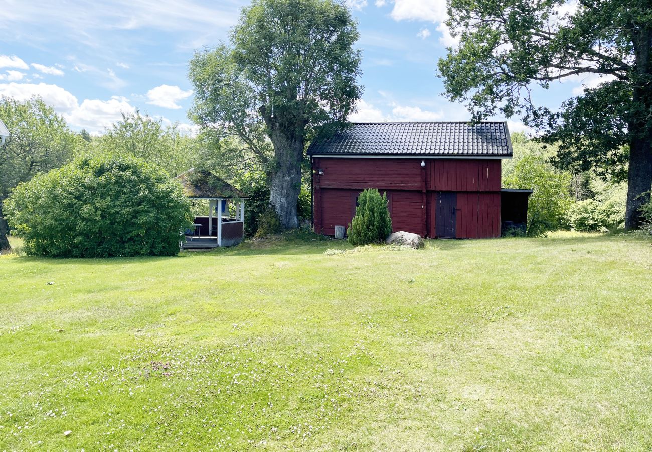 Ferienhaus in Järnforsen - Rotes Ferienhaus in der Nähe von Wald und Grundstück außerhalb von Virserum | SE05066