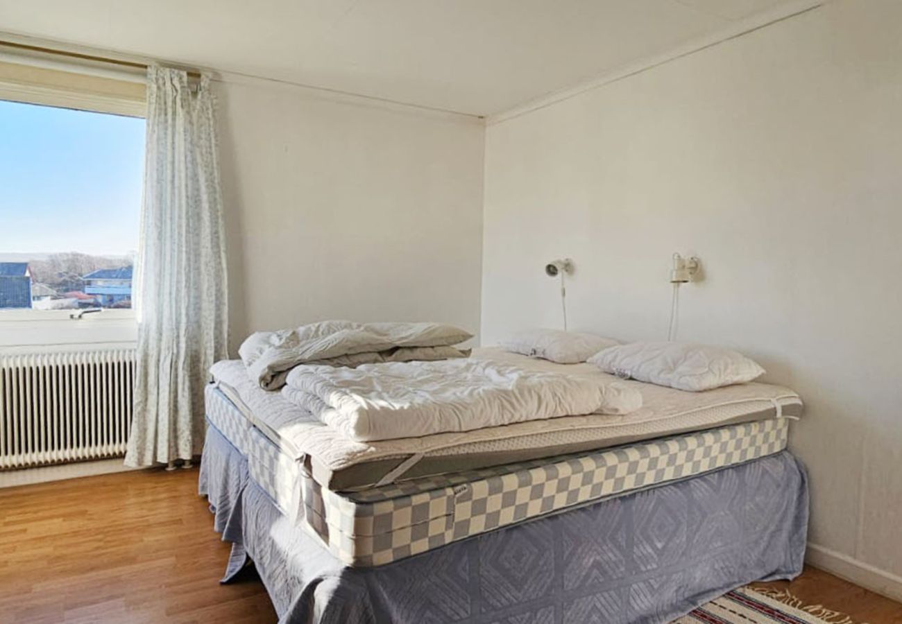 Ferienhaus in Skärhamn - Großes Haus mit zwei Wohnungen im Zentrum von Skärhamn | SE09100