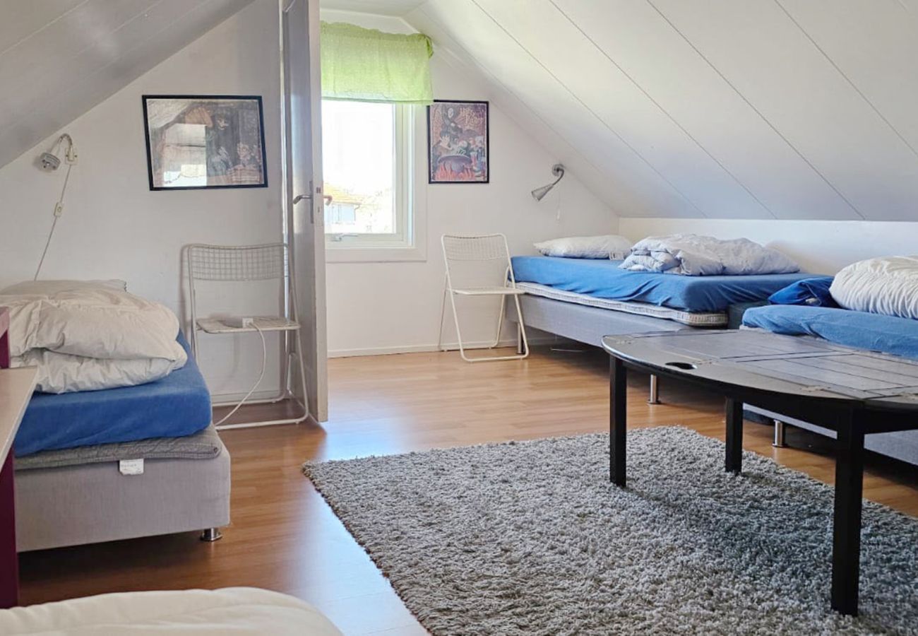 Ferienhaus in Skärhamn - Großes Haus mit zwei Wohnungen im Zentrum von Skärhamn | SE09100