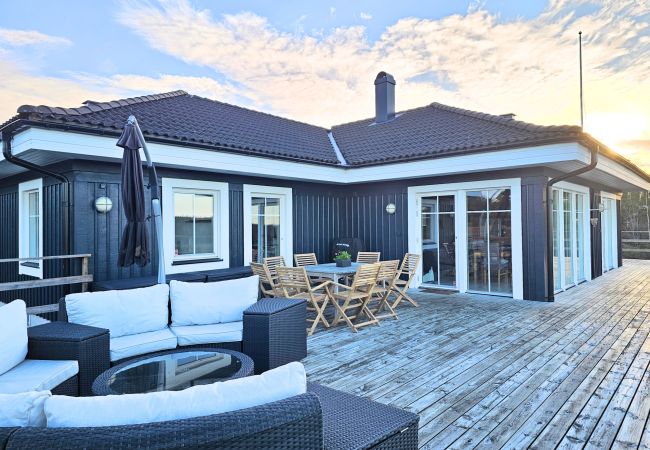 Ferienhaus in Henån - Villa mit schöner Aussicht und Sauna in Henån | SE09106