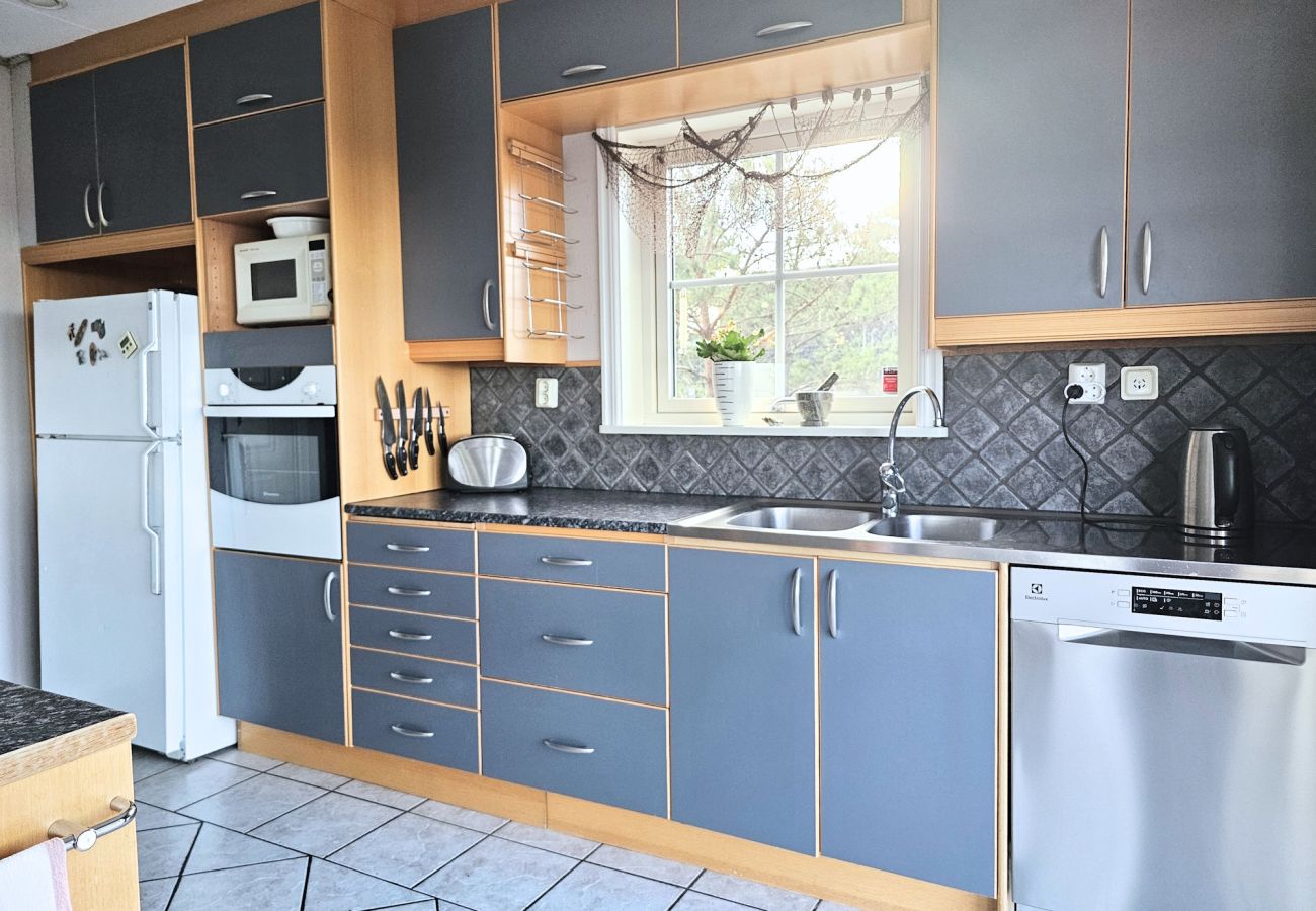 Ferienhaus in Henån - Villa mit schöner Aussicht und Sauna in Henån | SE09106