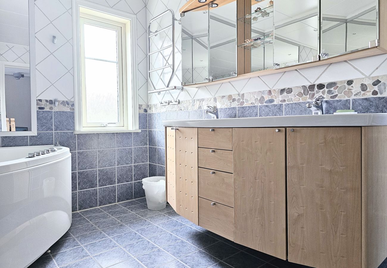 Ferienhaus in Henån - Villa mit schöner Aussicht und Sauna in Henån | SE09106