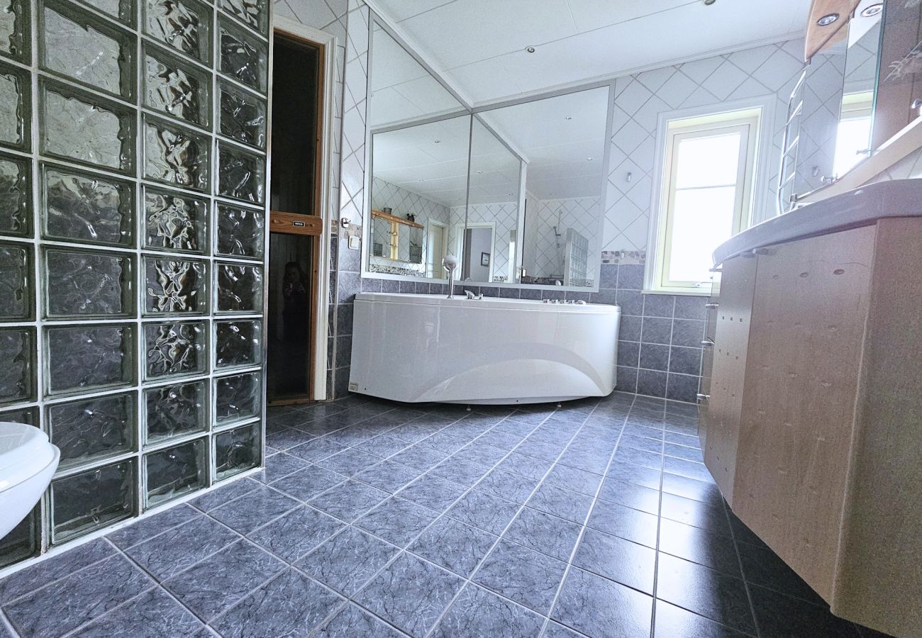 Ferienhaus in Henån - Villa mit schöner Aussicht und Sauna in Henån | SE09106