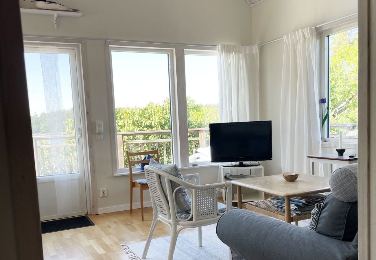 Ferienhaus in Loftahammar - Neuere Hütte mit Seegrundstück und idyllischer Lage bei Loftahammar | SE05058