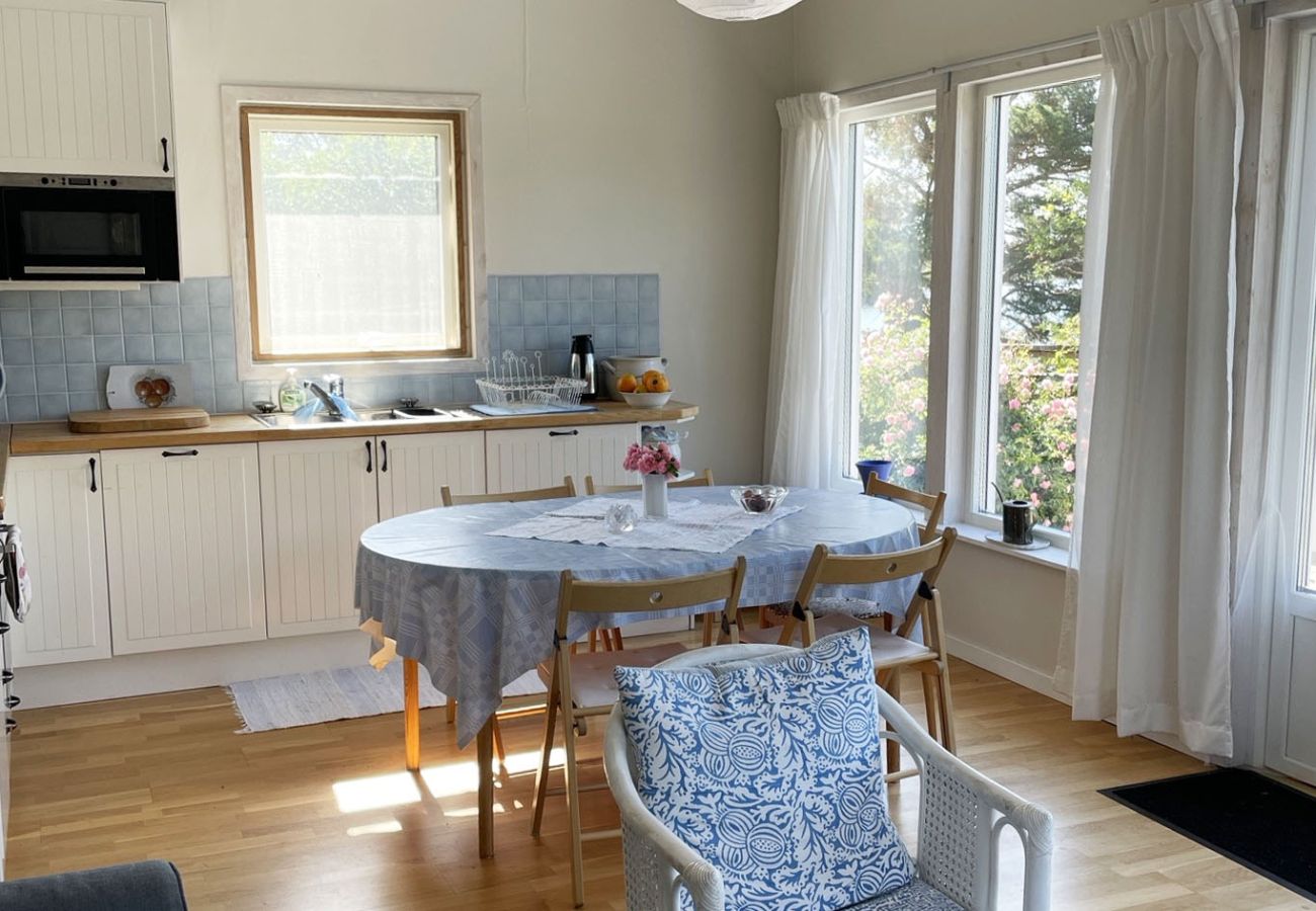 Ferienhaus in Loftahammar - Neuere Hütte mit Seegrundstück und idyllischer Lage bei Loftahammar | SE05058