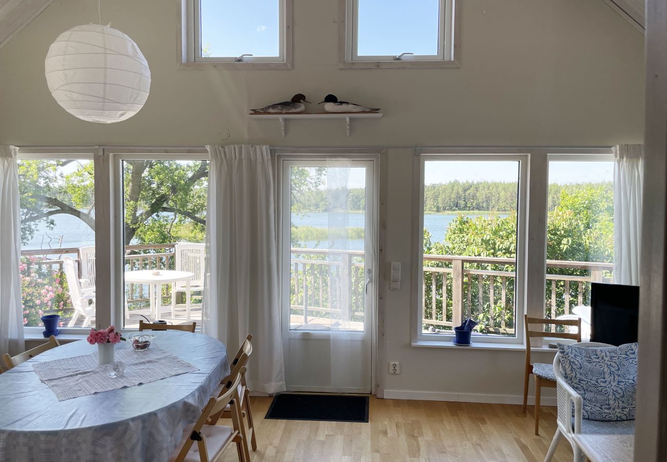 Ferienhaus in Loftahammar - Neuere Hütte mit Seegrundstück und idyllischer Lage bei Loftahammar | SE05058