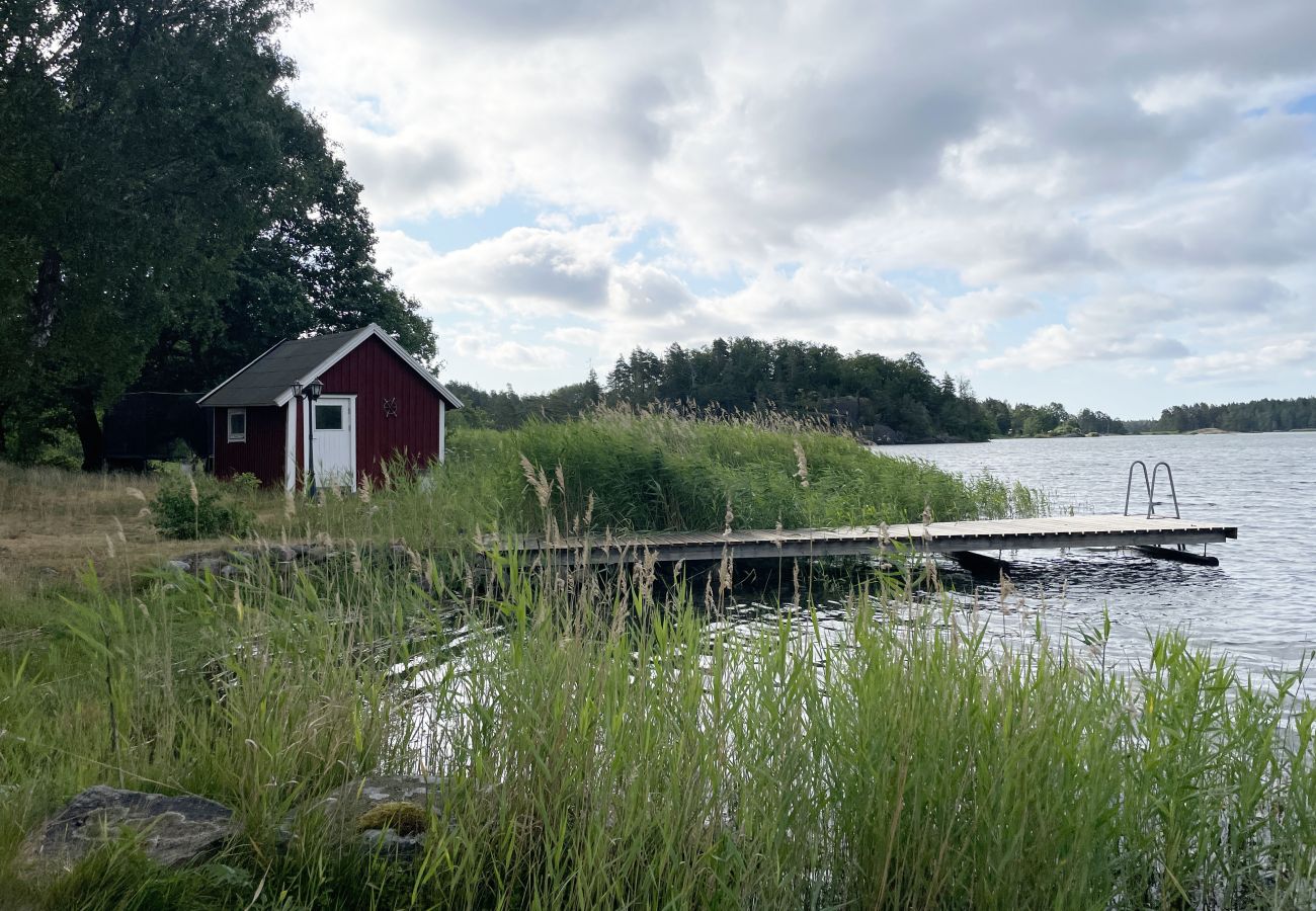 Ferienhaus in Loftahammar - Neuere Hütte mit Seegrundstück und idyllischer Lage bei Loftahammar | SE05058