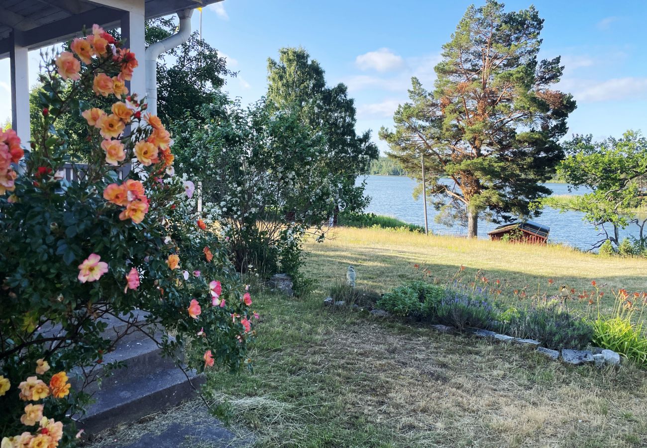 Ferienhaus in Loftahammar - Neuere Hütte mit Seegrundstück und idyllischer Lage bei Loftahammar | SE05058