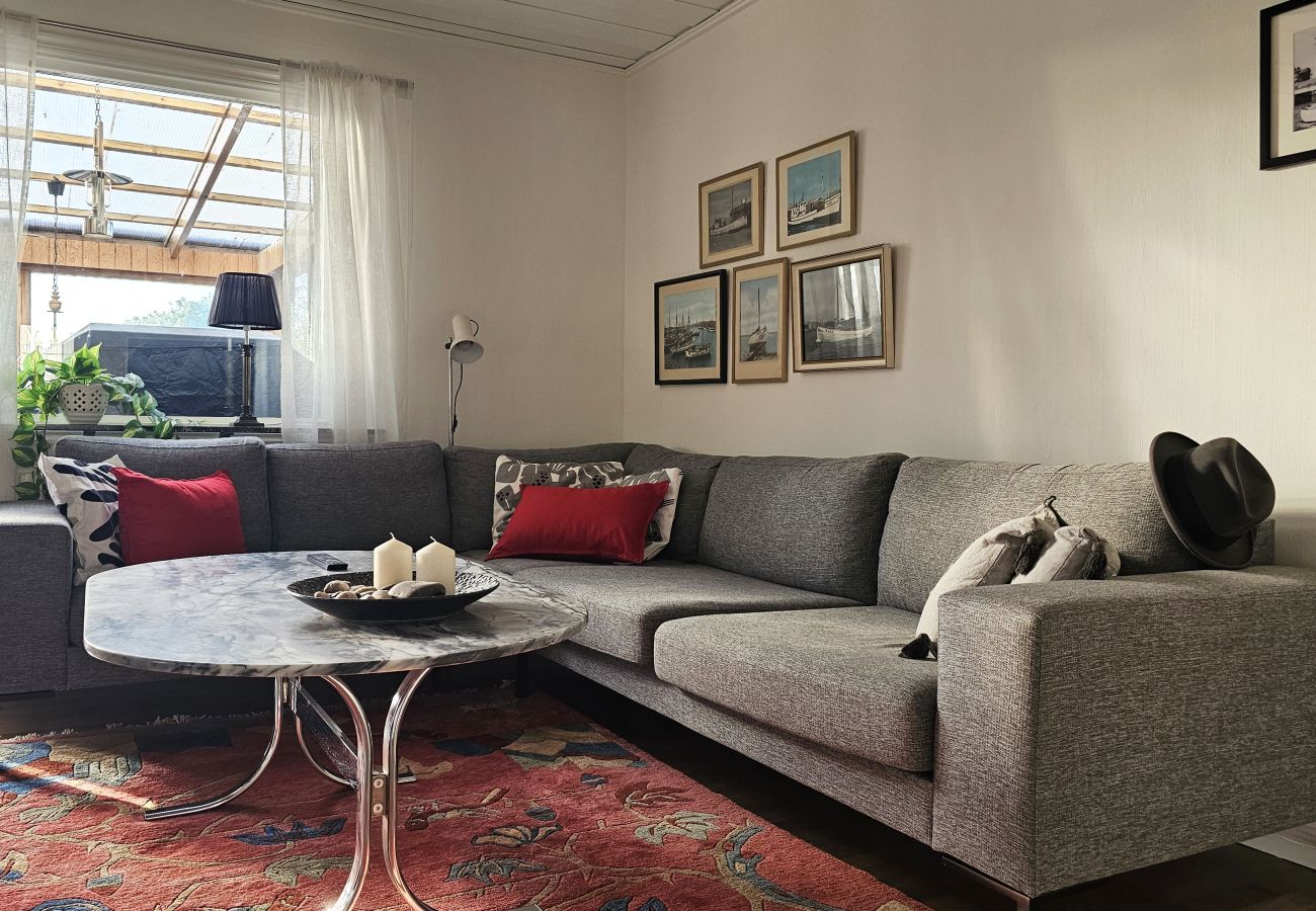 Ferienhaus in Skärhamn - Großzügiges Haus nahe Meer und Zentrum in Skärhamn | SE09107