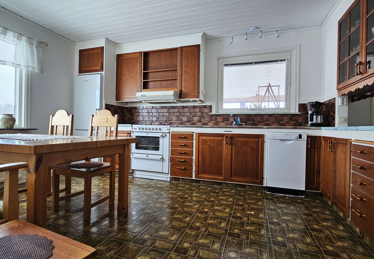 Ferienhaus in Skärhamn - Großzügiges Haus nahe Meer und Zentrum in Skärhamn | SE09107