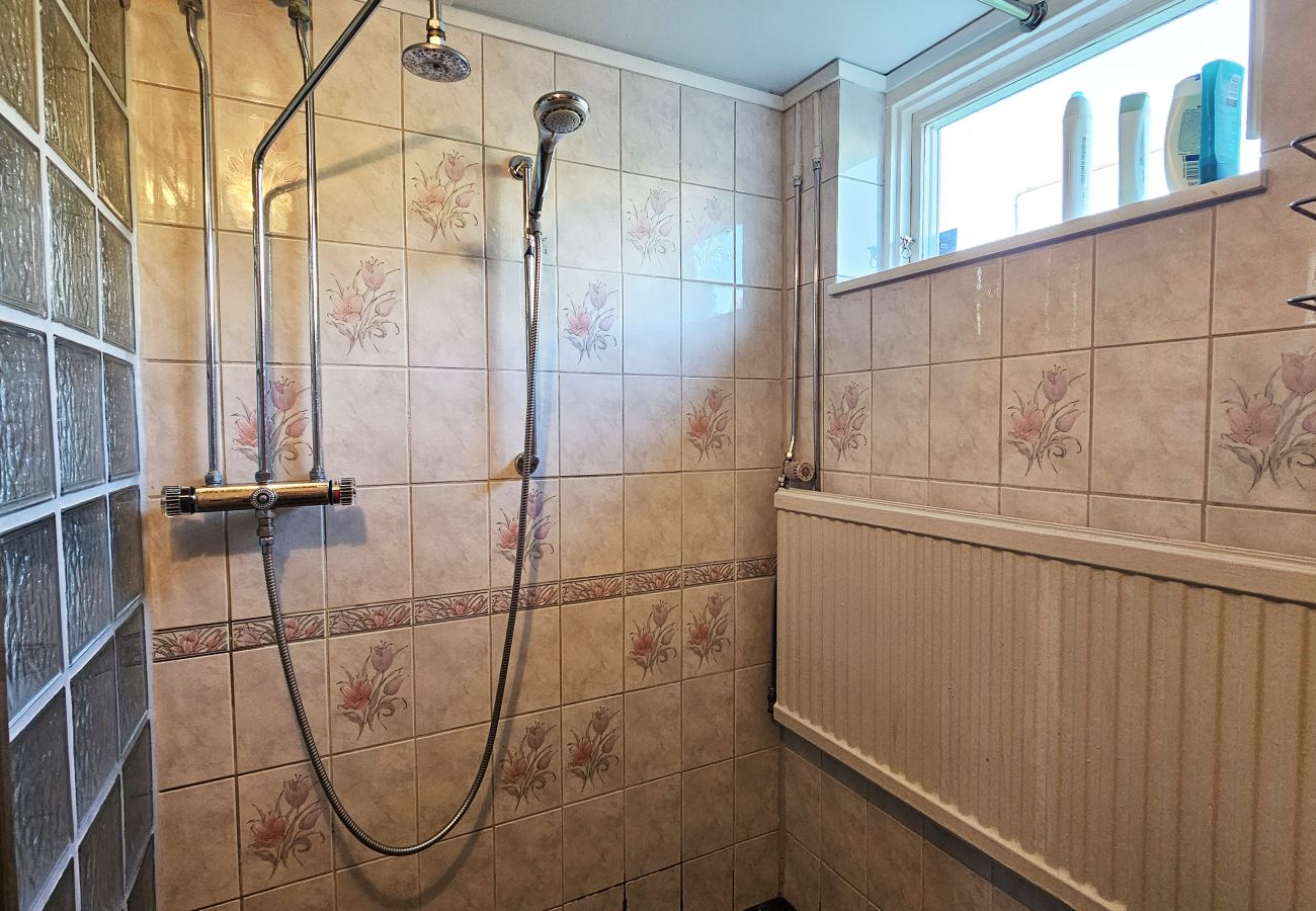 Ferienhaus in Skärhamn - Großzügiges Haus nahe Meer und Zentrum in Skärhamn | SE09107