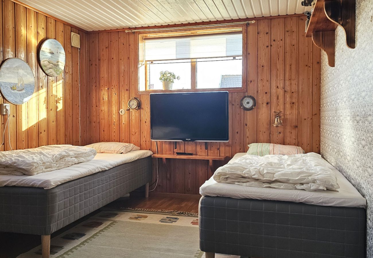 Ferienhaus in Skärhamn - Großzügiges Haus nahe Meer und Zentrum in Skärhamn | SE09107