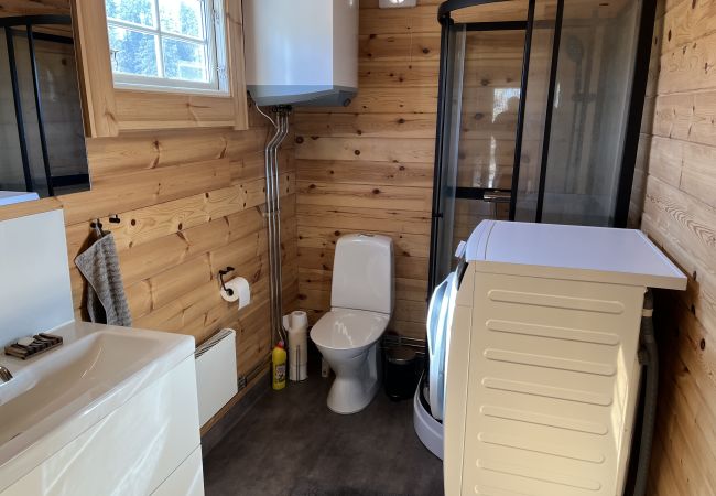 Ferienhaus in Vena - Neu gebautes Blockhaus mit Sauna auf einem Seegrundstück außerhalb von Hultsfred | SE05086 Ferienhaus in Vena - Neu gebautes Blockhaus mit Sauna auf einem Seegrundstück außerhalb von Hultsfred | SE05086