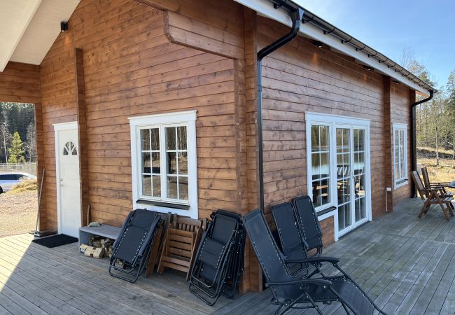 Ferienhaus in Vena - Neu gebautes Blockhaus mit Sauna auf einem Seegrundstück außerhalb von Hultsfred | SE05086 Ferienhaus in Vena - Neu gebautes Blockhaus mit Sauna auf einem Seegrundstück außerhalb von Hultsfred | SE05086