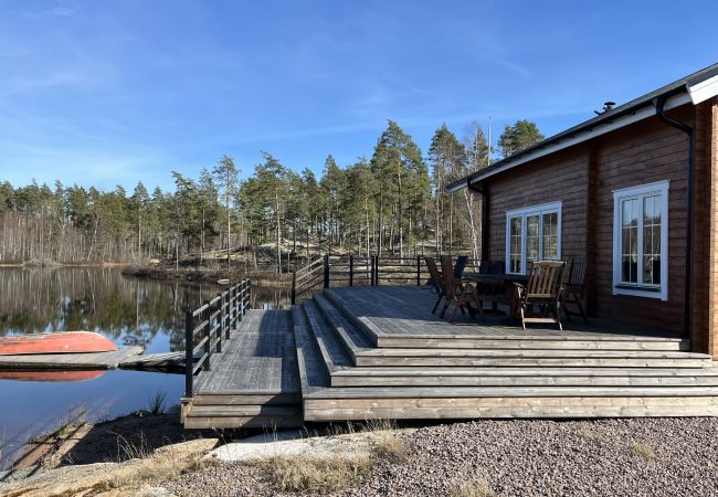 Ferienhaus in Vena - Neu gebautes Blockhaus mit Sauna auf einem Seegrundstück außerhalb von Hultsfred | SE05086 Ferienhaus in Vena - Neu gebautes Blockhaus mit Sauna auf einem Seegrundstück außerhalb von Hultsfred | SE05086
