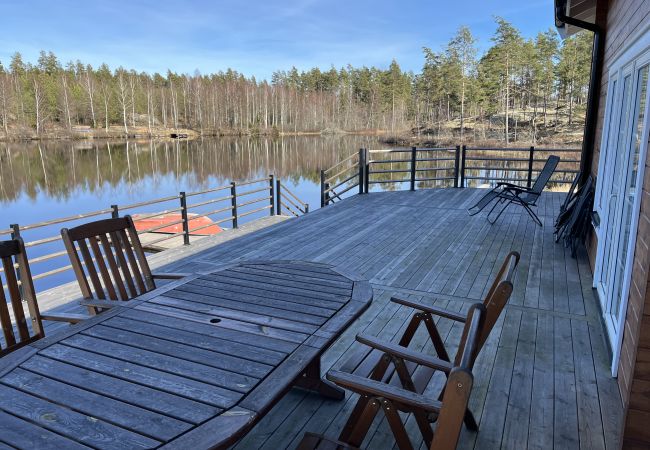 Ferienhaus in Vena - Neu gebautes Blockhaus mit Sauna auf einem Seegrundstück außerhalb von Hultsfred | SE05086 Ferienhaus in Vena - Neu gebautes Blockhaus mit Sauna auf einem Seegrundstück außerhalb von Hultsfred | SE05086