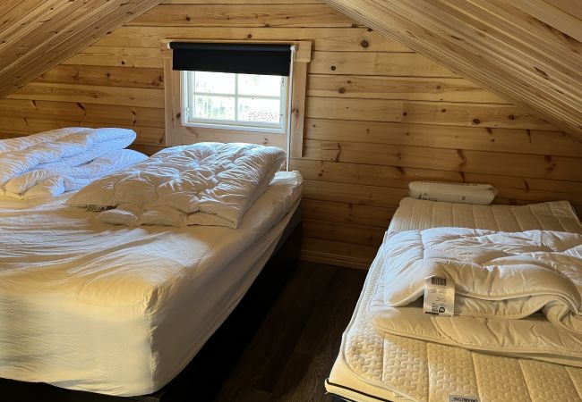 Ferienhaus in Vena - Neu gebautes Blockhaus mit Sauna auf einem Seegrundstück außerhalb von Hultsfred | SE05086 Ferienhaus in Vena - Neu gebautes Blockhaus mit Sauna auf einem Seegrundstück außerhalb von Hultsfred | SE05086