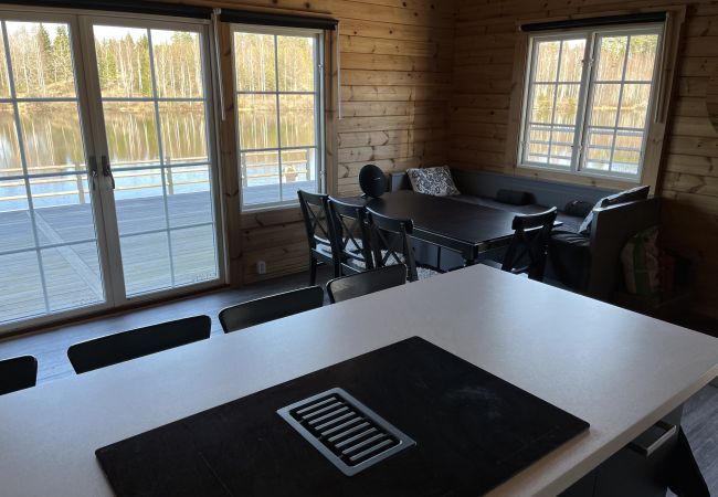Ferienhaus in Vena - Neu gebautes Blockhaus mit Sauna auf einem Seegrundstück außerhalb von Hultsfred | SE05086 Ferienhaus in Vena - Neu gebautes Blockhaus mit Sauna auf einem Seegrundstück außerhalb von Hultsfred | SE05086