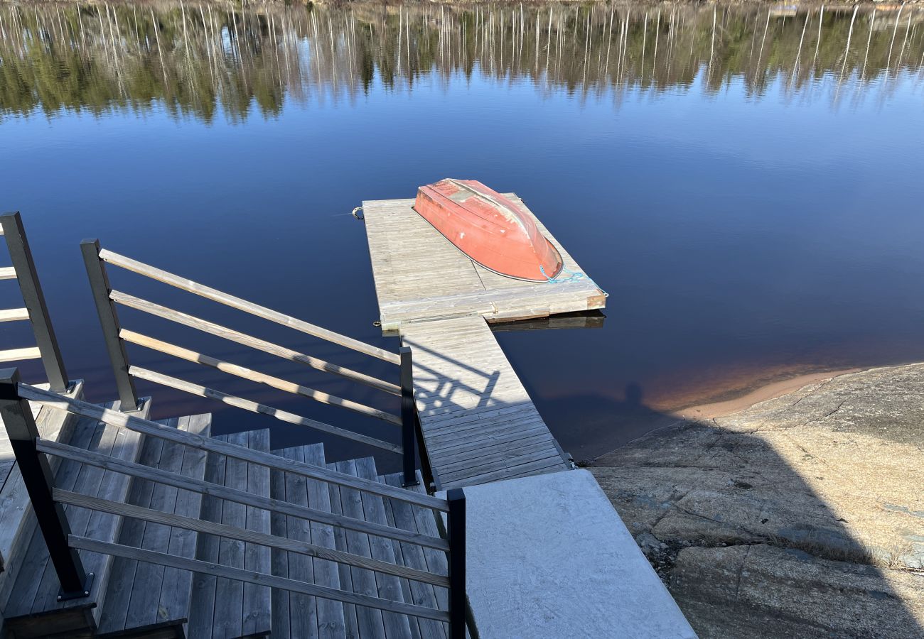 Ferienhaus in Vena - Neu gebautes blockhaus mit seeblick bei Hultsfred | SE05086