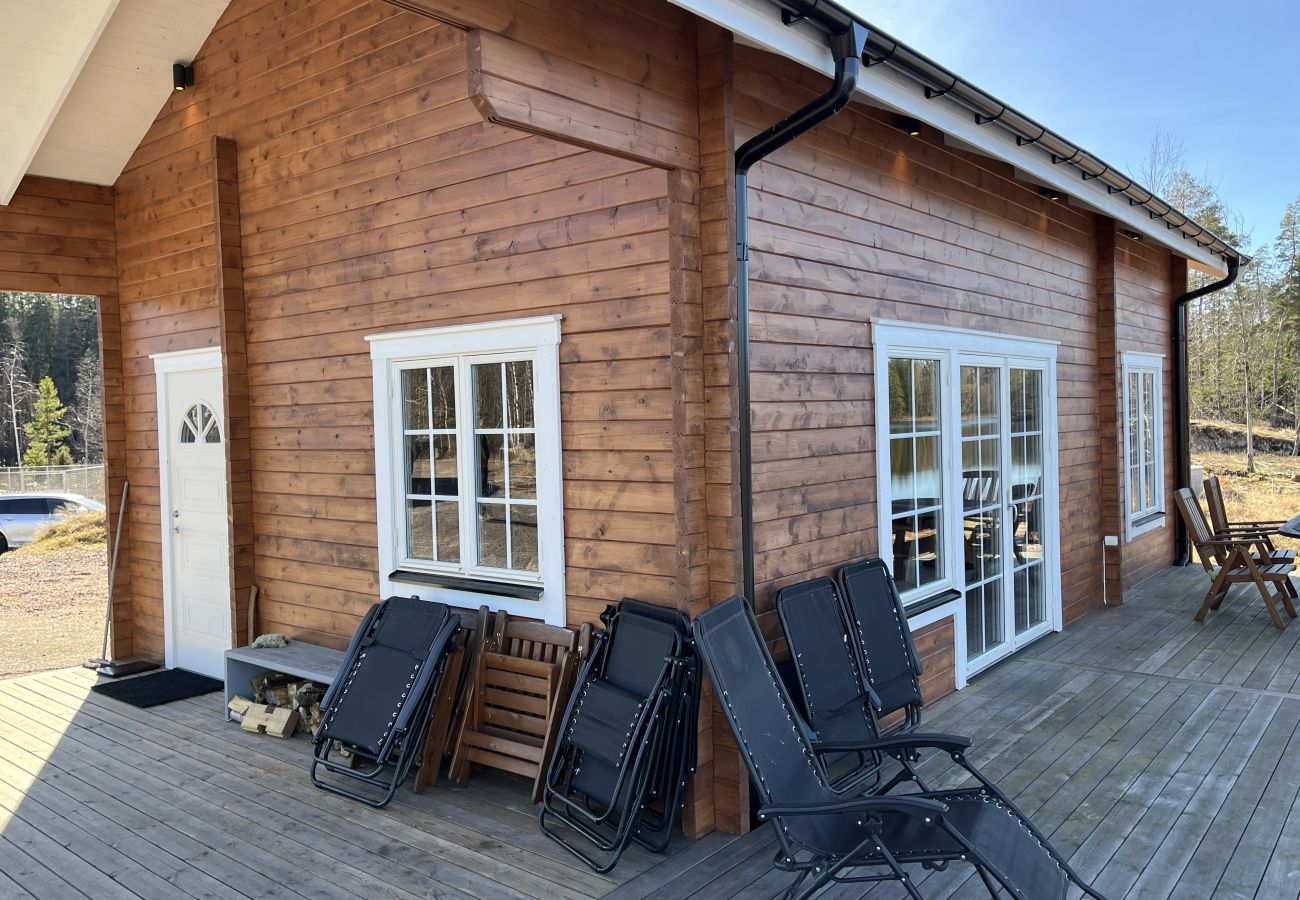 Ferienhaus in Vena - Neu gebautes blockhaus mit seeblick bei Hultsfred | SE05086