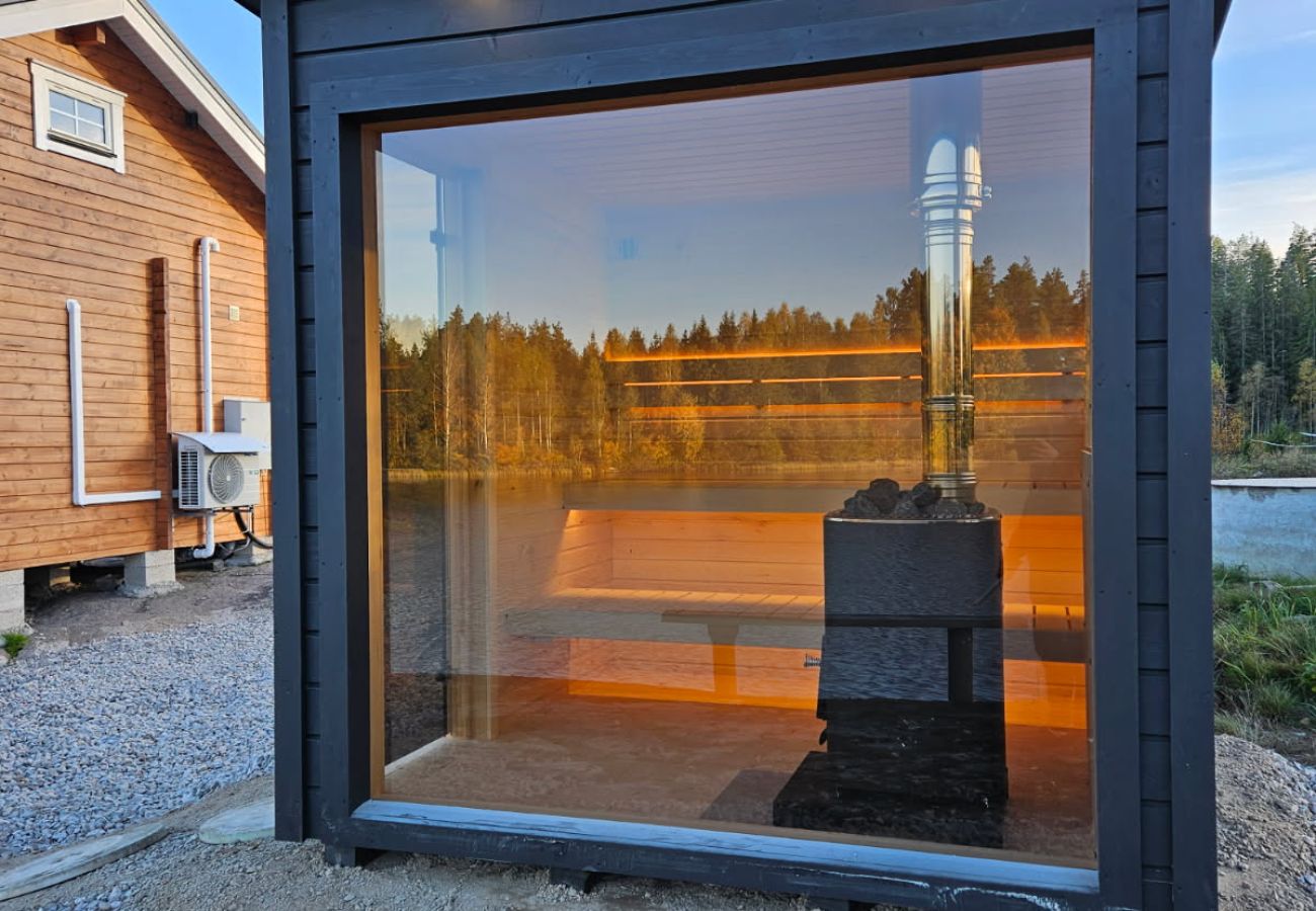 Ferienhaus in Vena - Neu gebautes Blockhaus mit Sauna auf einem Seegrundstück außerhalb von Hultsfred | SE05086